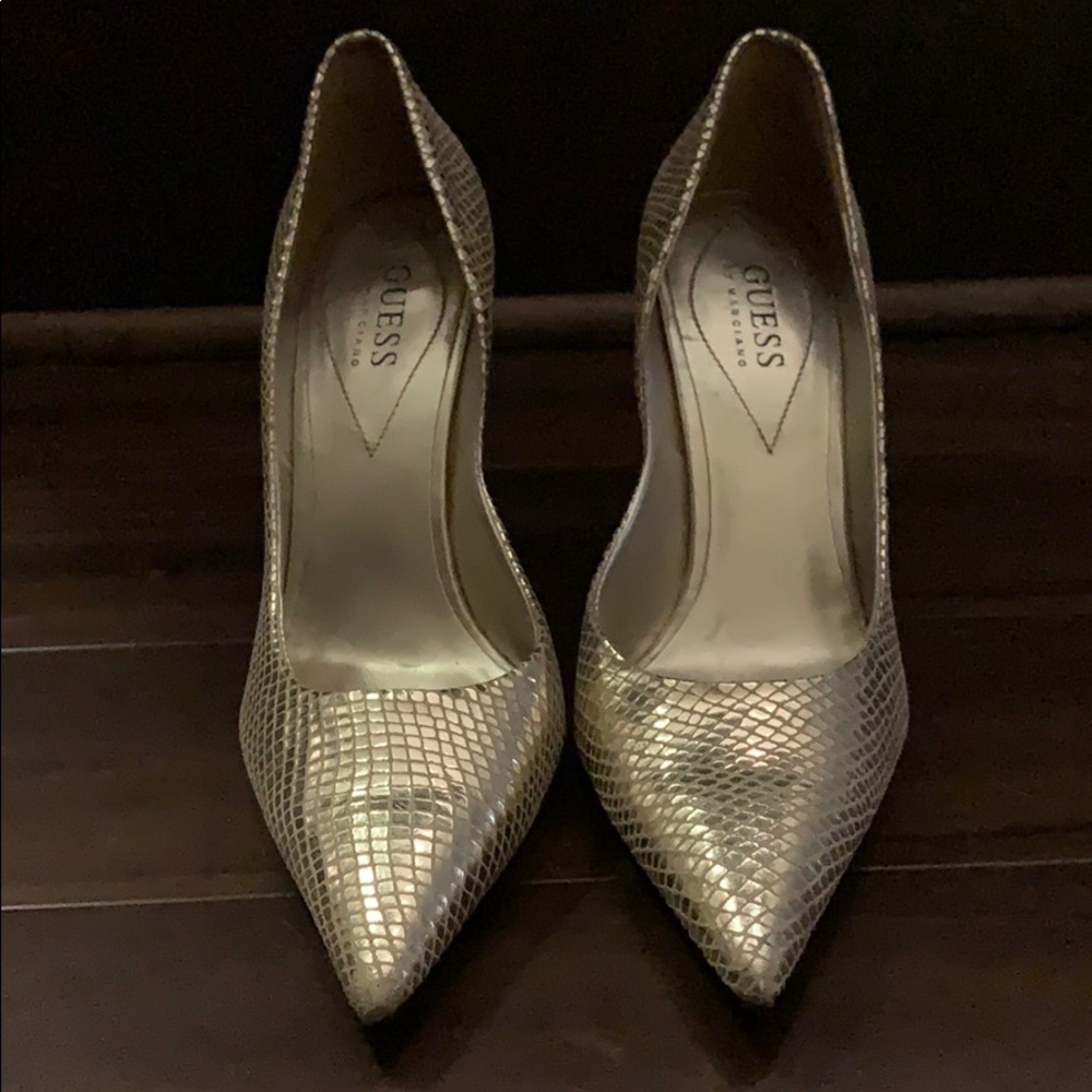 Gold snake skin metallic pump